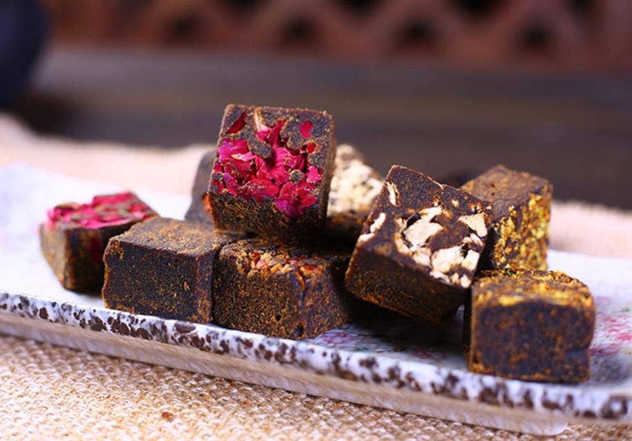 The Grateful Tea Co Premium Brown Sugar Cubes with flowers & fruit